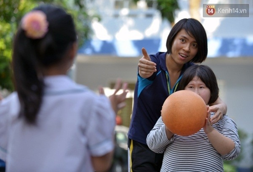 Xúc động cô giáo 9X say sưa dạy trẻ khuyết tật ở Hà Nội